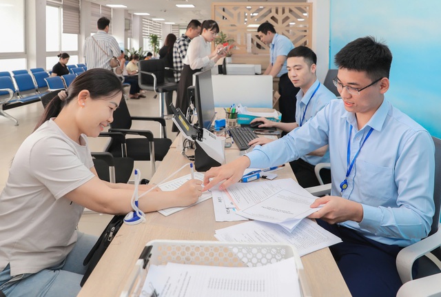 Hành chính công Thủ đô: Hành trình từ 'ngồi quầy chờ đợi' đến 'chủ động gõ cửa' phục vụ nhân dân- Ảnh 1. Hành chính công Thủ đô: Hành trình từ 'ngồi quầy chờ đợi' đến 'chủ động gõ cửa' phục vụ nhân dân- Ảnh 1.