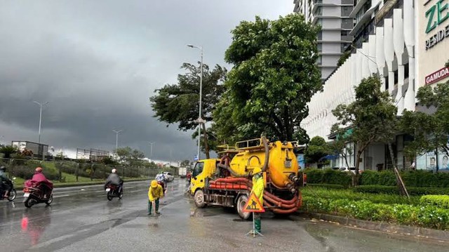 Hà Nội trực thoát nước 24/24h, sẵn sàng ứng phó bão số 1 và mưa lớn- Ảnh 1. Hà Nội trực thoát nước 24/24h, sẵn sàng ứng phó bão số 1 và mưa lớn- Ảnh 1.