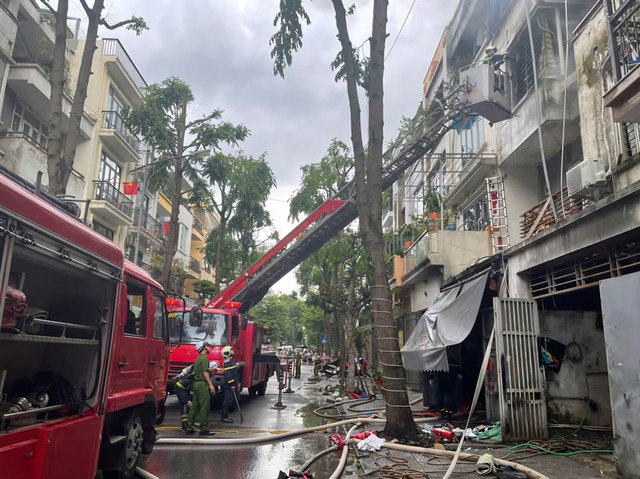 Chủ tịch TP. Hà Nội chỉ đạo điều tra vụ cháy làm 2 người chết trong căn nhà liền kề- Ảnh 1. Chủ tịch TP. Hà Nội chỉ đạo điều tra vụ cháy làm 2 người chết trong căn nhà liền kề- Ảnh 1.