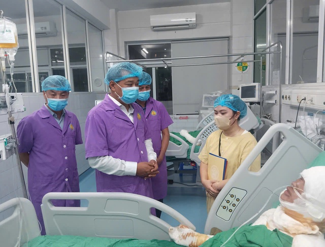 Sở Y tế thăm, động viên và trao hỗ trợ gia đình nạn nhân trong vụ cháy tại phường Kiến Hưng- Ảnh 1. Sở Y tế thăm, động viên và trao hỗ trợ gia đình nạn nhân trong vụ cháy tại phường Kiến Hưng- Ảnh 1.