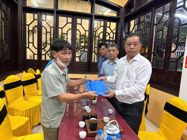 Sở Y tế thăm, động viên và trao hỗ trợ gia đình nạn nhân trong vụ cháy tại phường Kiến Hưng- Ảnh 2. Sở Y tế thăm, động viên và trao hỗ trợ gia đình nạn nhân trong vụ cháy tại phường Kiến Hưng- Ảnh 2.