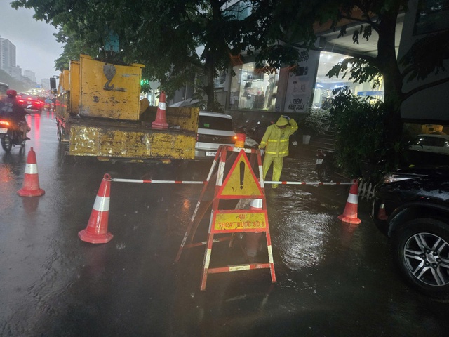 Hà Nội có mưa trên diện rộng, một số điểm ngập úng - Ảnh 1.