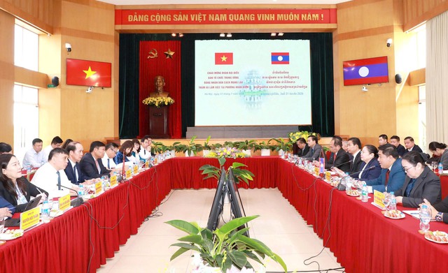 Hà Nội chia sẻ kinh nghiệm quản trị chính quyền địa phương 2 cấp với Lào- Ảnh 1.