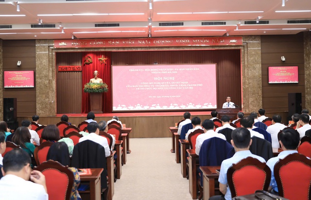 Hà Nội công bố Nghị quyết và các quyết định về tổ chức bộ máy, công tác cán bộ- Ảnh 1.