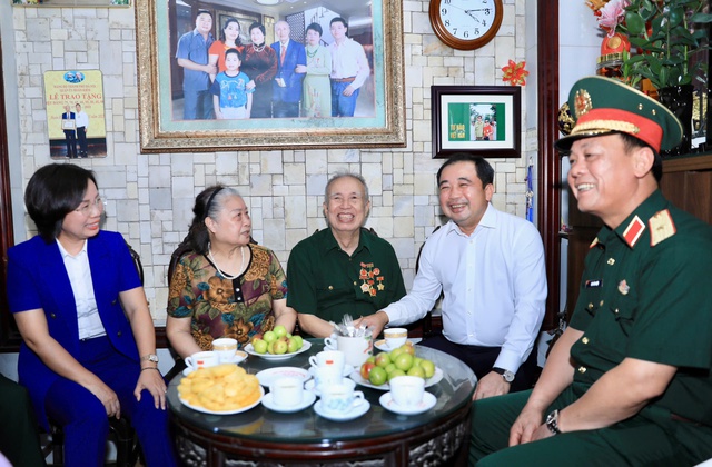 Hà Nội kiên trì mục tiêu tăng trưởng kinh tế đi đôi với bảo đảm an sinh xã hội- Ảnh 1.