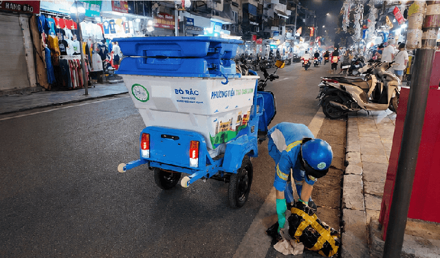 Xanh hóa phương tiện thu gom rác, từng bước hiện đại hóa vệ sinh môi trường Thủ đô- Ảnh 2.