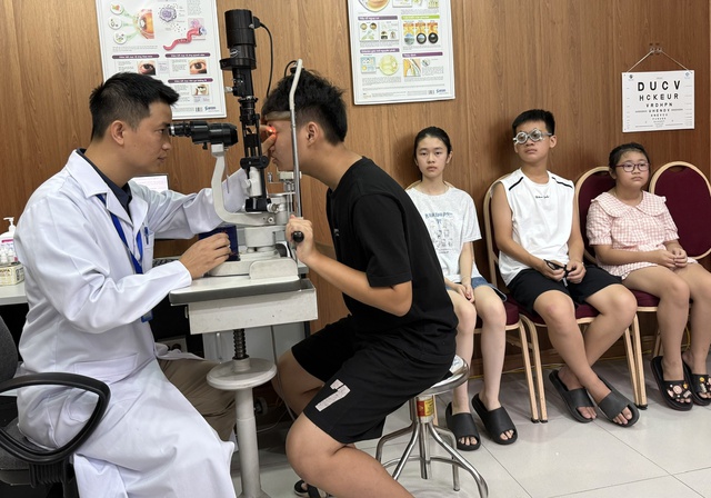 Người dân không tự ý mua thuốc điều trị đau mắt đỏ tránh biến chứng nguy hiểm- Ảnh 1.