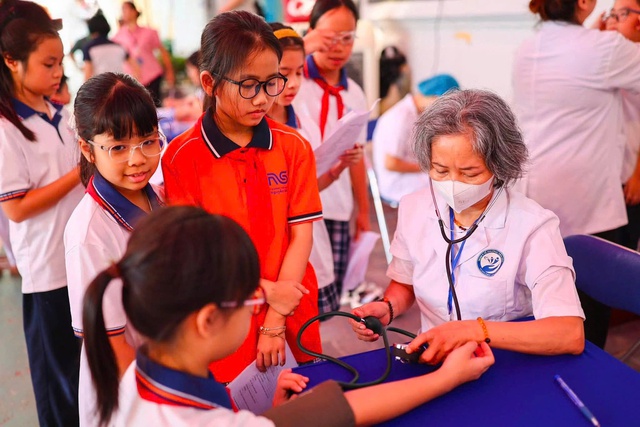 Bắt đầu khám sức khỏe miễn phí cho trẻ em mầm non và học sinh phổ thông- Ảnh 1.