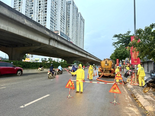 Ứng trực thoát nước 24/24h, sẵn sàng đối phó với mưa lớn- Ảnh 1.