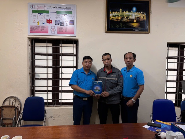 Thăm hỏi, trao hỗ trợ cho gia đình nạn nhân trong vụ cháy phường Chương Mỹ- Ảnh 1.