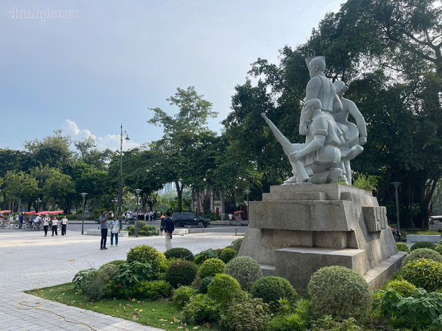 Hà Nội di chuyển tượng đài 'Quyết tử để Tổ quốc quyết sinh' về Bộ Tư lệnh Thủ đô - Ảnh 1.