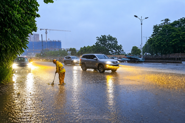Hà Nội chủ động ‘bốn tại chỗ’, ứng phó bão số 4 và mưa lũ- Ảnh 1.