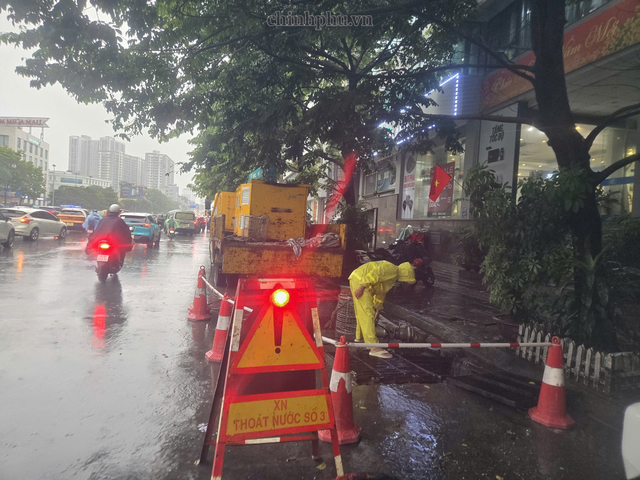 Mưa lớn nhiều giờ, khu vực trung tâm Hà Nội không xảy ra úng ngập- Ảnh 1.