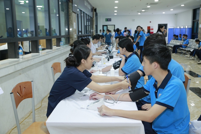 6.000 học sinh Phường Hoàng Liệt được khám sàng lọc sức khỏe miễn phí - Ảnh 1.