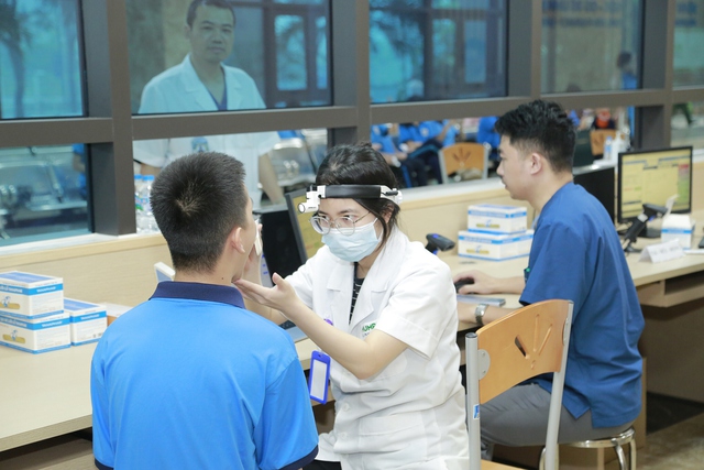 6.000 học sinh Phường Hoàng Liệt được khám sàng lọc sức khỏe miễn phí - Ảnh 2.