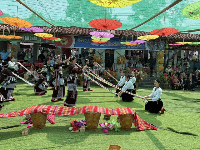 Làng Văn hóa - Du lịch các dân tộc Việt Nam rộn ràng 'Vui Tết độc lập' - Ảnh 1.