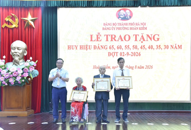 Phường Hoàn Kiếm trao Huy hiệu Đảng cho 246 đảng viên đợt 2/9- Ảnh 2.