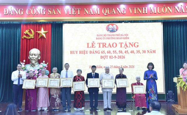 Phường Hoàn Kiếm trao Huy hiệu Đảng cho 246 đảng viên đợt 2/9- Ảnh 4.
