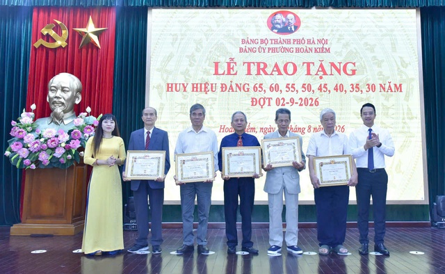 Phường Hoàn Kiếm trao Huy hiệu Đảng cho 246 đảng viên đợt 2/9- Ảnh 1.