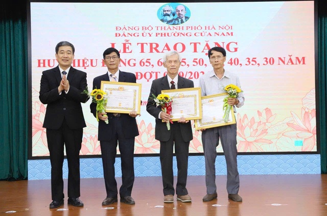 Phường Hoàn Kiếm trao Huy hiệu Đảng cho 246 đảng viên đợt 2/9- Ảnh 3.