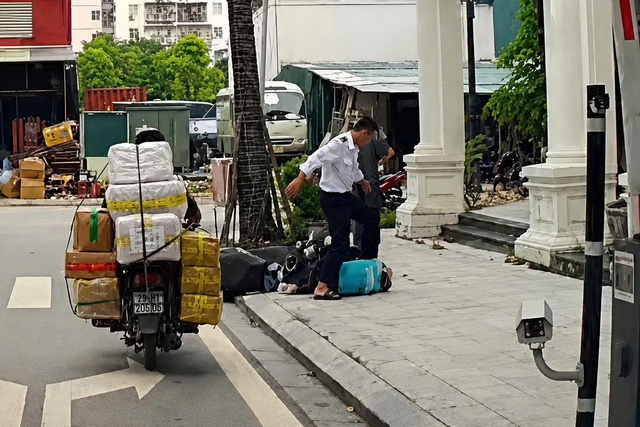 Hà Nội yêu cầu làm rõ vụ bảo vệ hành hung tài xế công nghệ- Ảnh 1.