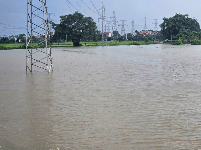 Mưa lũ gây ngập úng, cô lập một số khu vực ngoại thành- Ảnh 1.