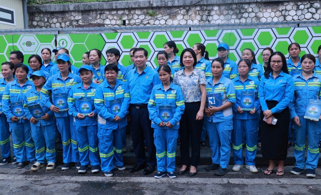 Tặng quà cho công nhân lao động nhân dịp Quốc khánh 2/9- Ảnh 1.