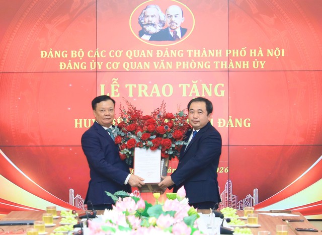 Bí thư Thành ủy Hà Nội Trần Đức Thắng trao Huy hiệu 35 năm tuổi Đảng đợt 2/9- Ảnh 1.