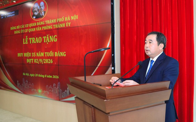 Bí thư Thành ủy Hà Nội Trần Đức Thắng trao Huy hiệu 35 năm tuổi Đảng đợt 2/9- Ảnh 2.
