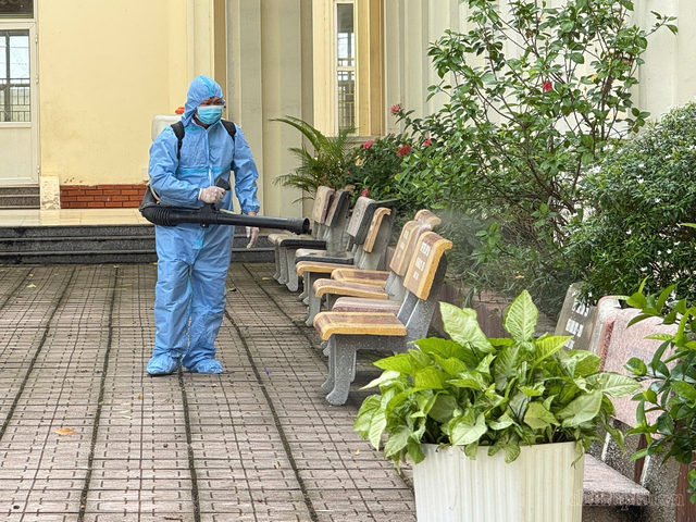 Gia tăng ca mắc sốt xuất huyết và tay chân miệng- kích hoạt 'lá chắn' phòng chống dịch bệnh từ đầu năm học- Ảnh 1.