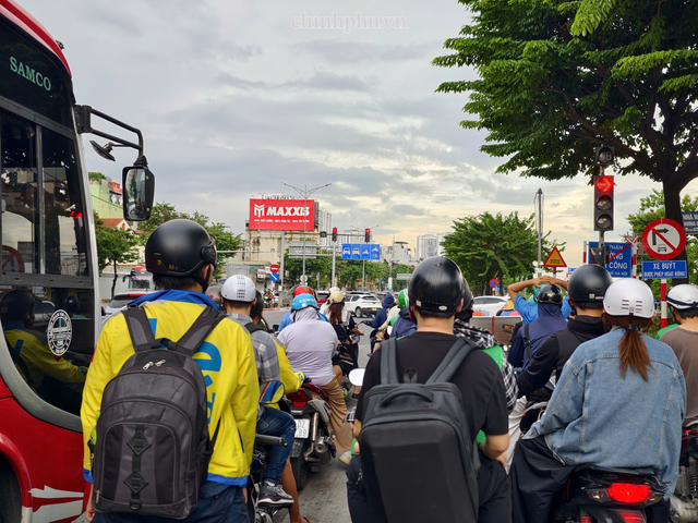Giao thông Hà Nội ngày đầu kỳ nghỉ lễ: Cửa ngõ ùn ứ cục bộ, nội đô thông thoáng- Ảnh 1.