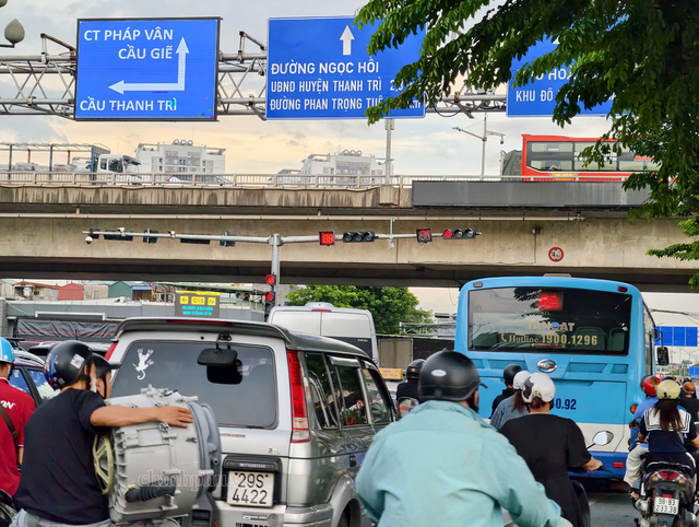 Giao thông Hà Nội ngày đầu kỳ nghỉ lễ: Cửa ngõ ùn ứ cục bộ, nội đô thông thoáng- Ảnh 3.