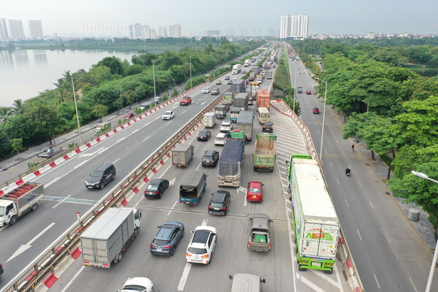 Giao thông Hà Nội ngày đầu kỳ nghỉ lễ: Cửa ngõ ùn ứ cục bộ, nội đô thông thoáng- Ảnh 2.