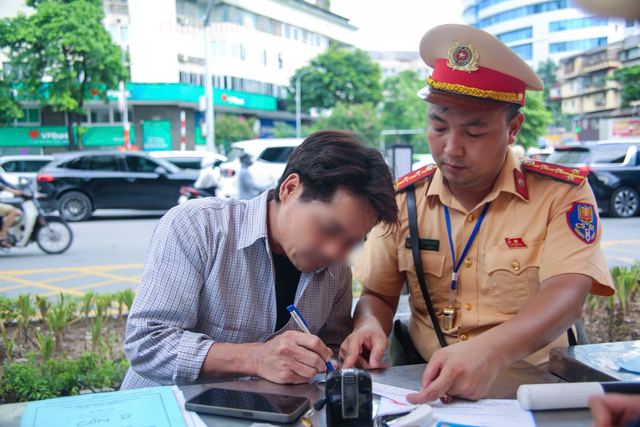 Hà Nội đồng loạt ra quân siết chặt kiểm soát nồng độ cồn trong ngày đầu nghỉ lễ- Ảnh 2.