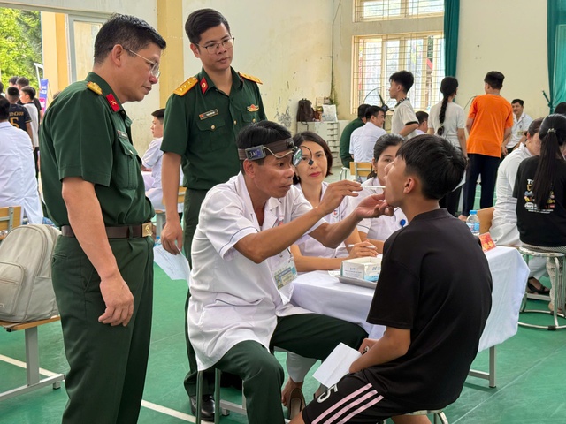 Khám sức khỏe ngay tại trường: Phát hiện sớm, can thiệp sớm, bảo vệ tương lai học sinh- Ảnh 2.