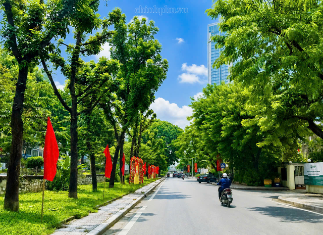 Hà Nội tăng cường vệ sinh môi trường, giữ phố phường sạch đẹp dịp Quốc khánh- Ảnh 1.