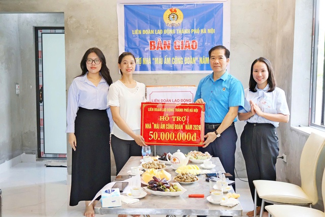 Bàn giao nhà 'Mái ấm Công đoàn' cho đoàn viên có hoàn cảnh khó khăn tại xã Đoài Phương- Ảnh 1.