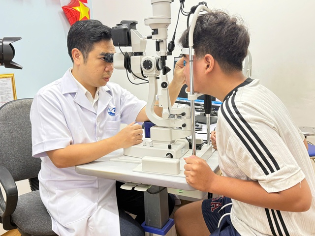 Cận thị học đường tăng nhanh, nhiều trẻ đối mặt nguy cơ suy giảm thị lực- Ảnh 1.