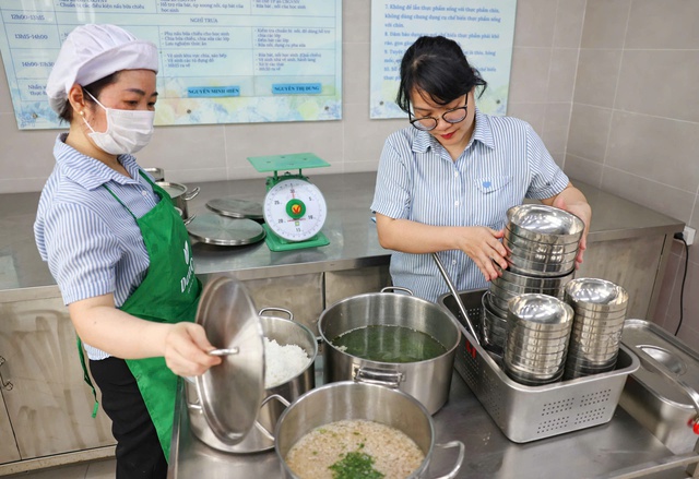 Hà Nội thành lập 3 đoàn kiểm tra liên ngành công tác tổ chức bữa ăn bán trú- Ảnh 1.