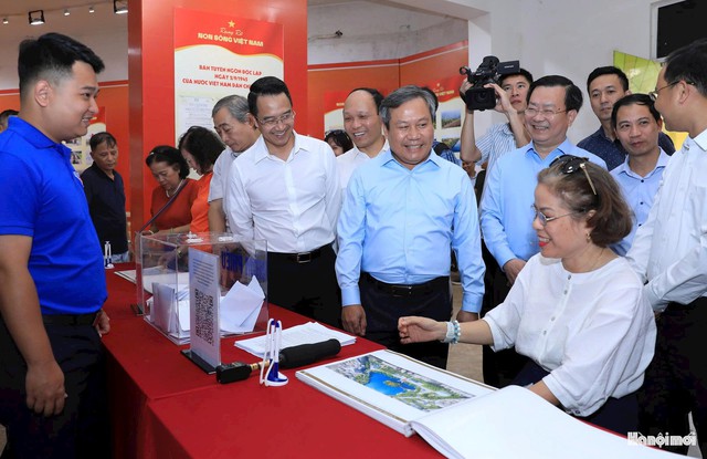 Chủ tịch UBND TP. Hà Nội: Thành phố tiếp thu đầy đủ ý kiến về cải tạo chỉnh trang hồ Hoàn Kiếm- Ảnh 1.