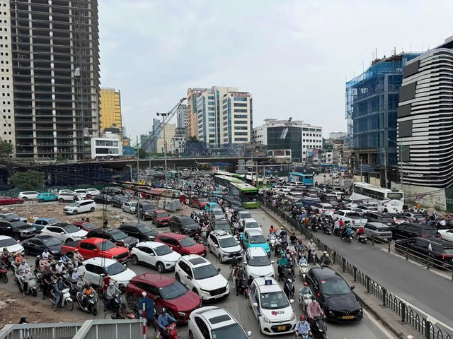 Hà Nội cho phép phương tiện đi vào làn BRT tại nút giao Láng Hạ-Giảng Võ- Ảnh 1.