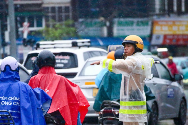 Công an TP. Hà Nội chủ động phân luồng, hỗ trợ người dân khi mưa lớn kéo dài- Ảnh 1.