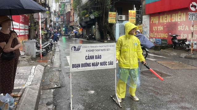 Hà Nội mưa lớn trên diện rộng, xuất hiện nhiều điểm úng ngập rạng sáng 15/9- Ảnh 2.