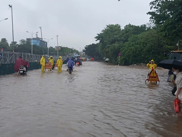 Hà Nội mưa lớn trên diện rộng, xuất hiện nhiều điểm úng ngập rạng sáng 15/9- Ảnh 1.
