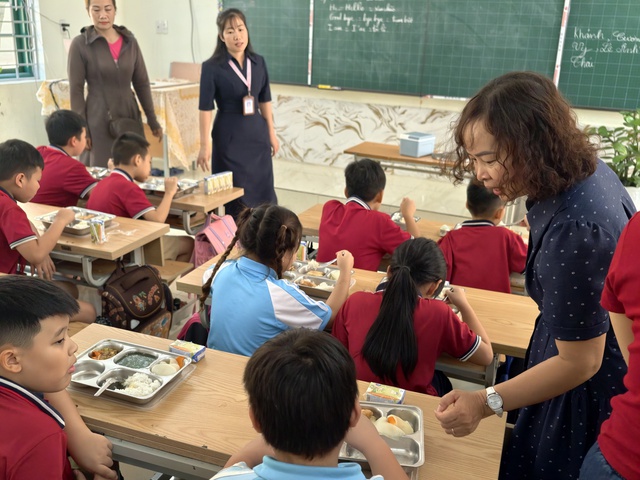 Hà Nội chủ động chấn chỉnh, siết chặt kiểm tra bữa ăn học đường- Ảnh 2.