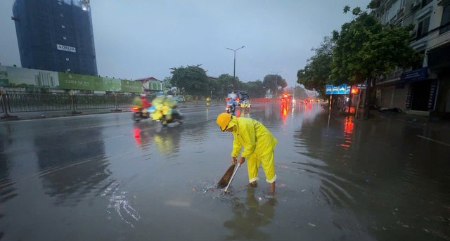 Hà Nội: Mưa lớn đêm và sáng sớm 17/9, nhiều tuyến phố xuất hiện điểm úng ngập- Ảnh 1.