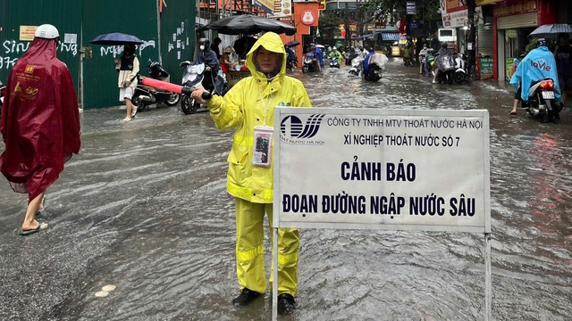 Hà Nội hiện còn 19 điểm úng ngập sau trận mưa ngày 17/9- Ảnh 1.