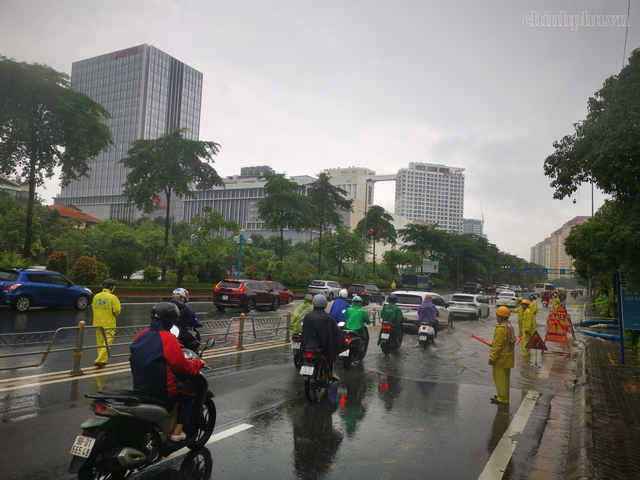 Chủ động giải pháp, giảm nhanh điểm úng ngập sau mưa lớn kéo dài- Ảnh 1.