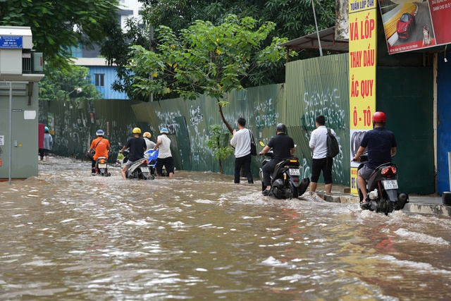 Hướng dẫn các trường học chủ động ứng phó với diễn biến bất thường của thời tiết - Ảnh 1.