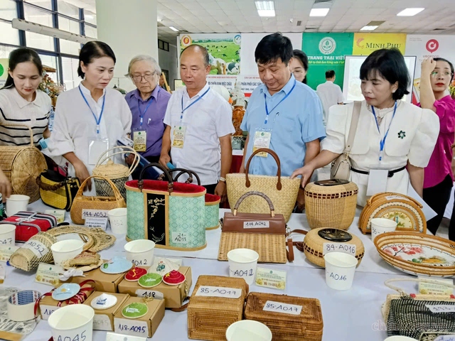 Tổ chức chấm thi Hội thi sản phẩm và tôn vinh nghệ nhân làng nghề tiêu biểu- Ảnh 2.